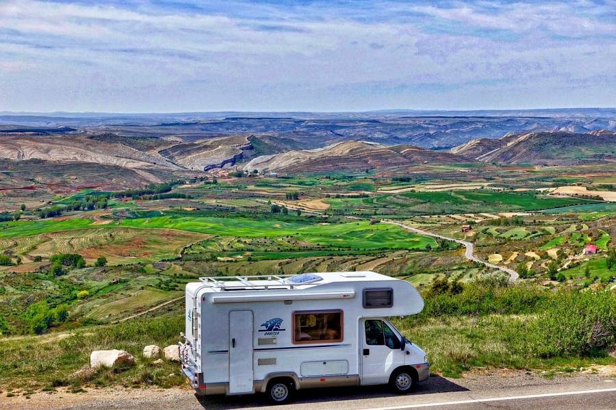 Où trouver des emplacements de camping naturiste adaptés aux camping-cars pour une expérience en plein air ?