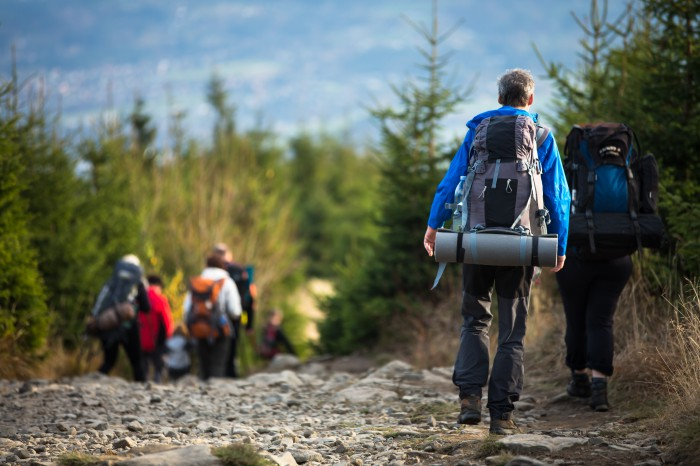 Faire de la randonnée durant le camping